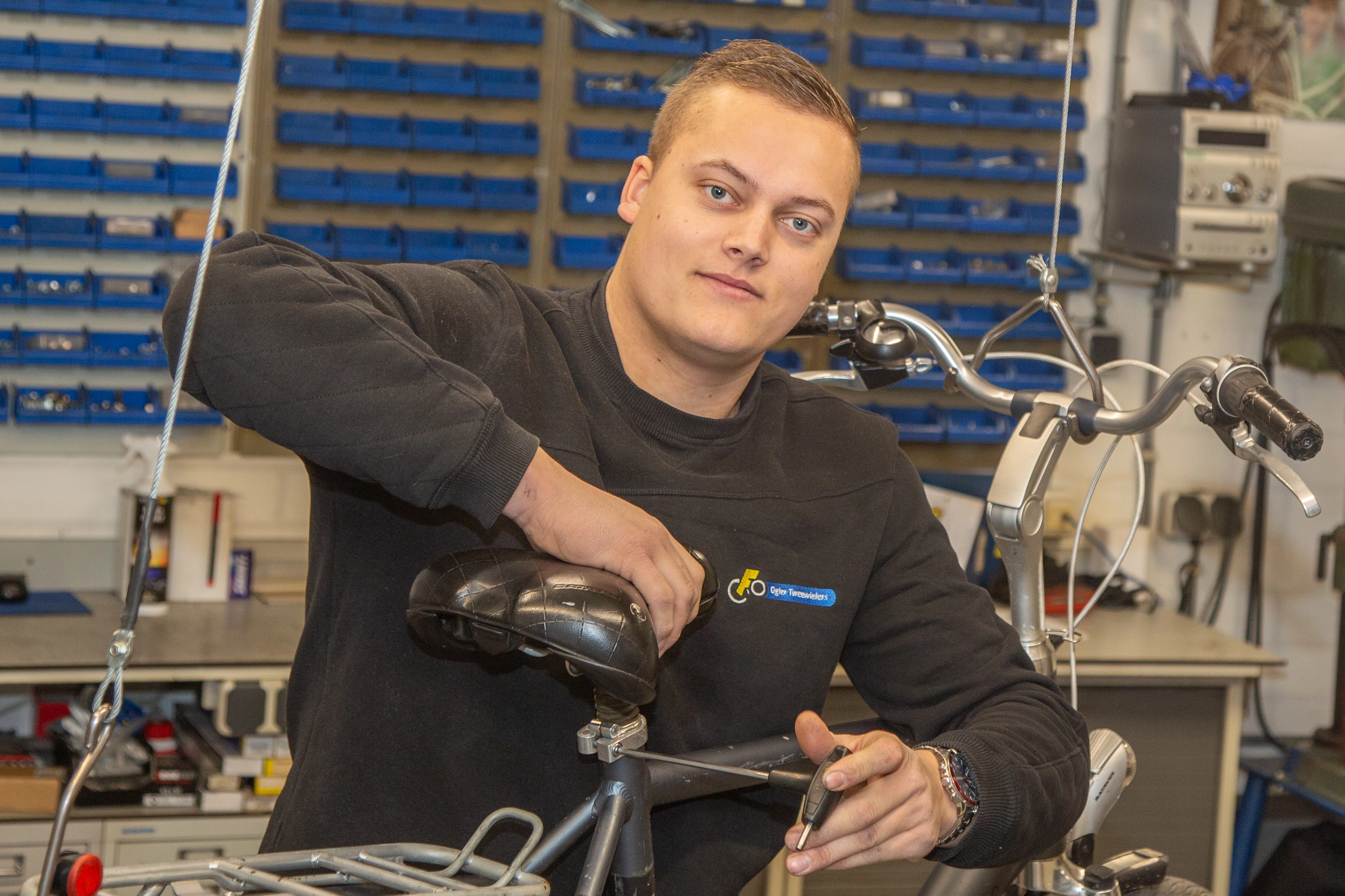 Luke van Vliet repareert fiets bij Ogier Tweewielers